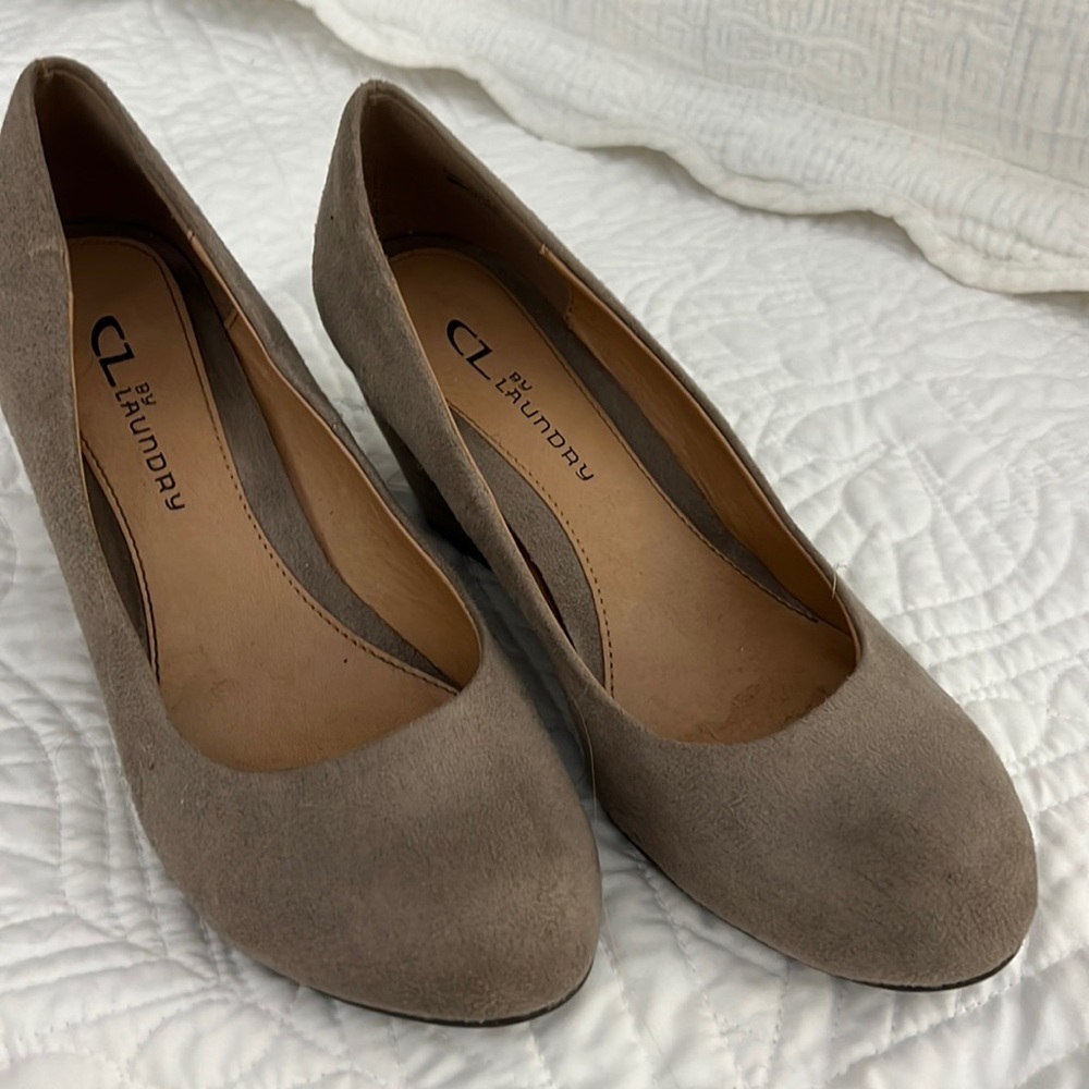 Wedge tan shoes by Laundry